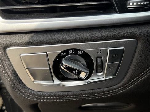 Used 2022 BMW 750i xDrive w/ M Sport Package image 25