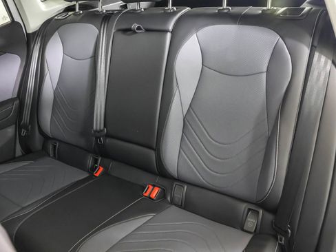 Used 2025 Volkswagen Tiguan SE image 36