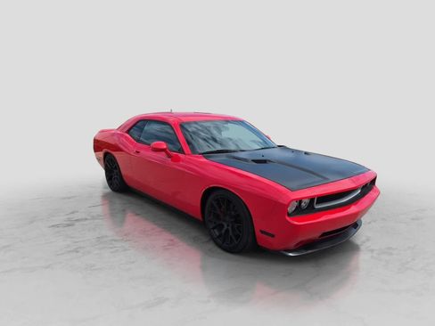 Used 2009 Dodge Challenger R/T RWD image 2