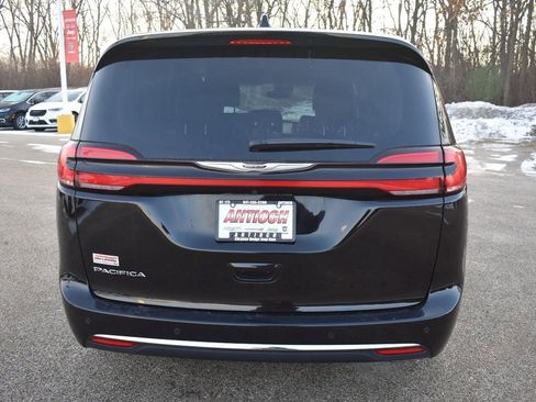 Used 2024 Chrysler Pacifica Touring-L image 7