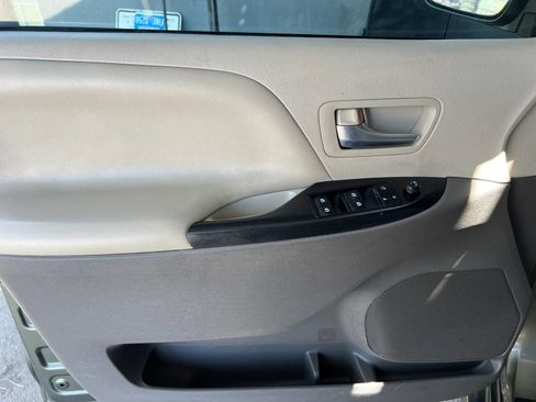 Used 2018 Toyota Sienna LE w/ Carpet Mat Package FWD image 22