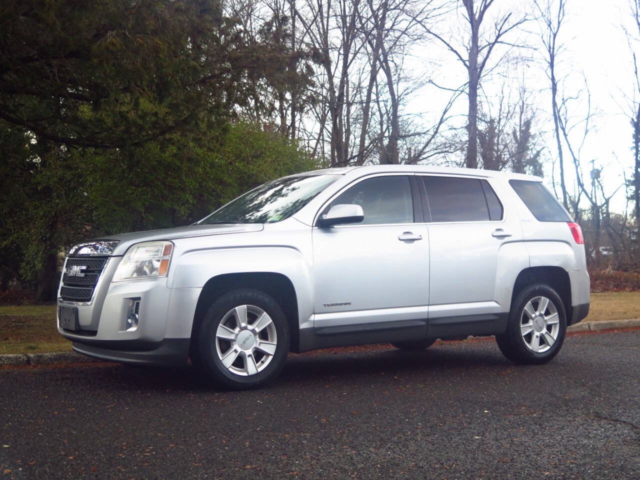 Used 2010 GMC Terrain SLE FWD image 1