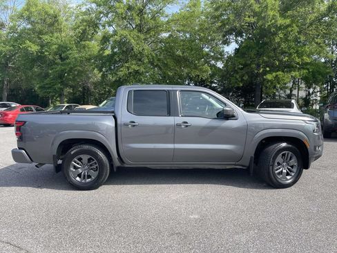 Used 2025 Nissan Frontier SV w/ SV Convenience Package RWD image 2