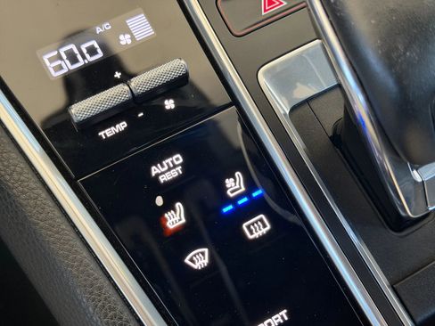 Used 2018 Porsche Panamera 4 image 40