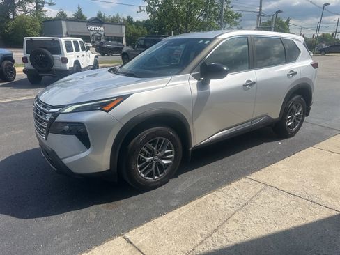 Used 2024 Nissan Rogue S AWD/4WD image 6
