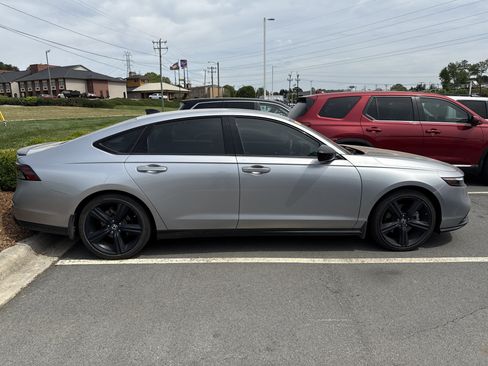 Used 2024 Honda Accord Sport image 11