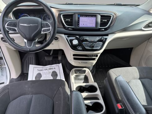 Used 2022 Chrysler Voyager LX FWD image 18