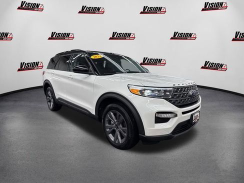 Used 2024 Ford Explorer XLT w/ Equipment Group 202A image 3