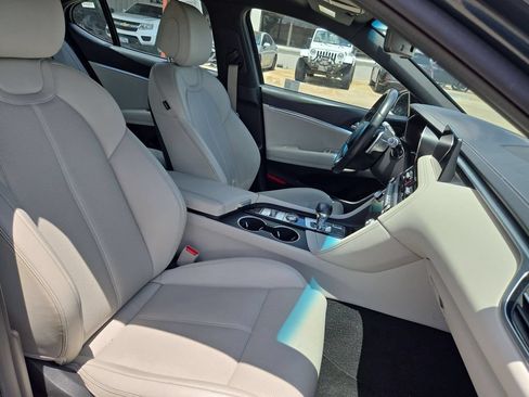 Used 2025 Genesis G70 2.5T RWD image 30