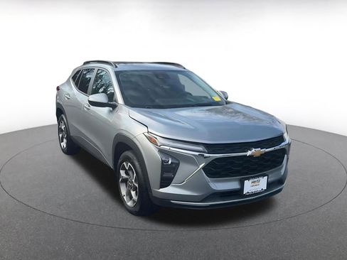 Used 2025 Chevrolet Trax LT w/ LT Convenience Package image 2