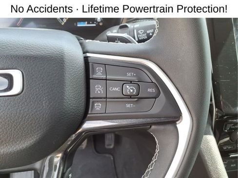Used 2023 Jeep Grand Cherokee Laredo AWD/4WD image 18