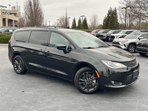 Used 2020 Chrysler Pacifica Touring-L w/ Advanced Safetytec Group image 2