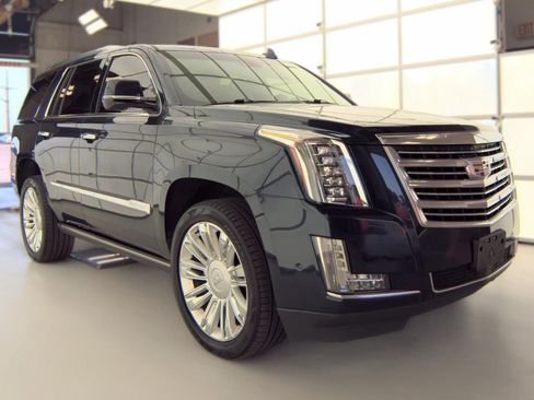 Used 2020 Cadillac Escalade Platinum AWD/4WD image 2