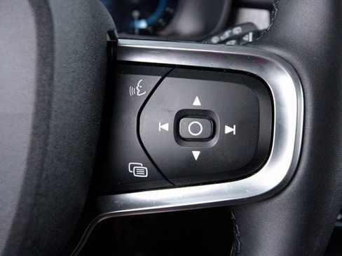 Certified 2025 Volvo XC40 B5 Plus image 19