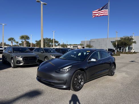 Used 2020 Tesla Model 3 Standard Range Plus image 2