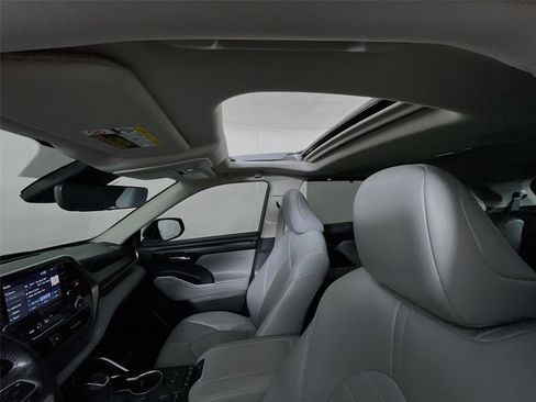 Used 2021 Toyota Highlander XLE image 12