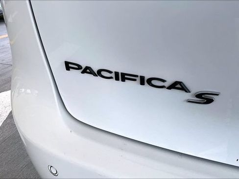 Used 2023 Chrysler Pacifica Limited w/ Uconnect Theater Family Group FWD image 31