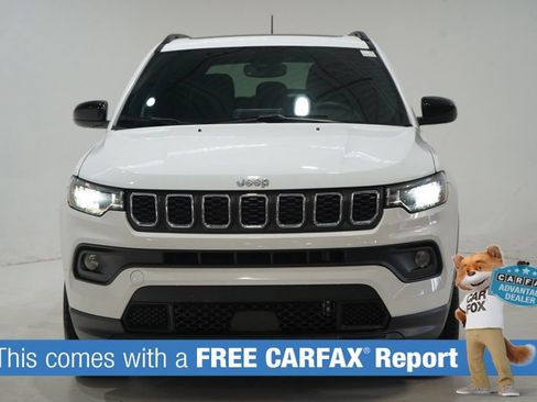 Used 2025 Jeep Compass Latitude w/ Sun & Sound Group AWD/4WD image 2