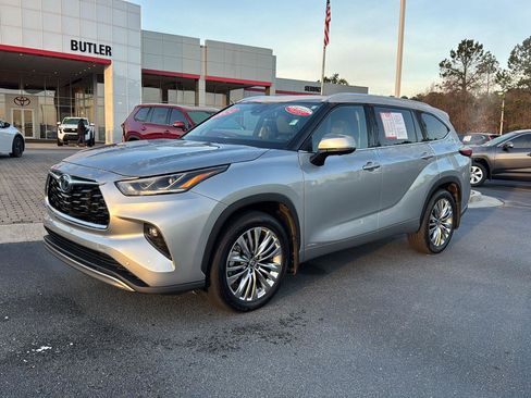 Used 2024 Toyota Highlander Platinum image 2