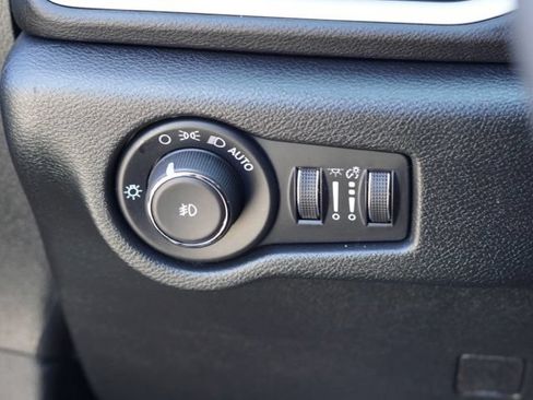 Used 2025 Chrysler Pacifica Select FWD image 17