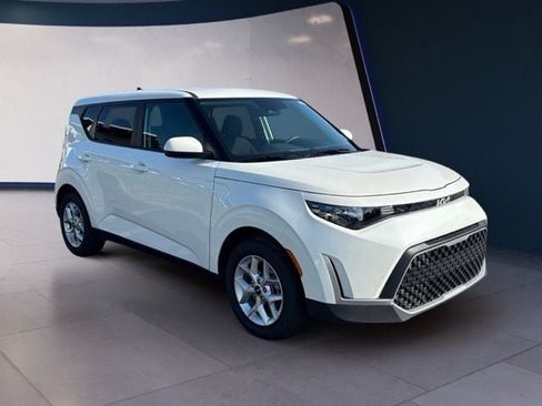 Certified 2025 Kia Soul LX w/ LX Technology Package FWD image 7