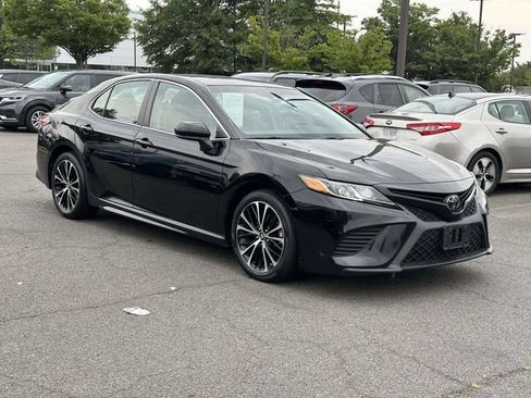Used 2018 Toyota Camry SE FWD image 1