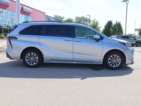 Used 2024 Toyota Sienna XLE image 9