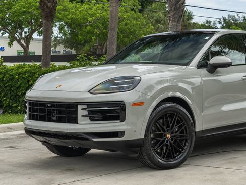 Used 2025 Porsche Cayenne Coupe AWD/4WD image 2