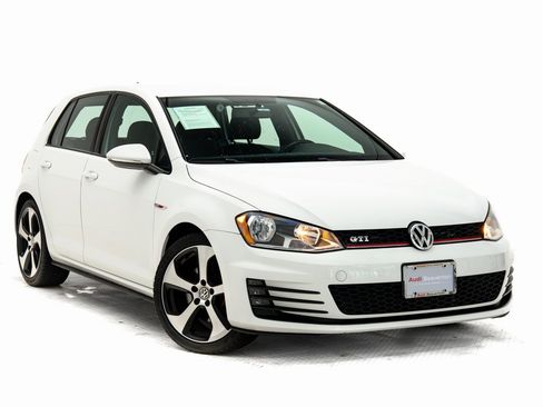 Used 2017 Volkswagen Golf S image 1