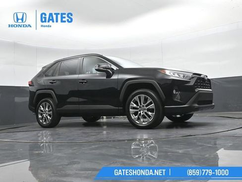 Used 2019 Toyota RAV4 XLE Premium w/ Cold Weather Package AWD/4WD image 39