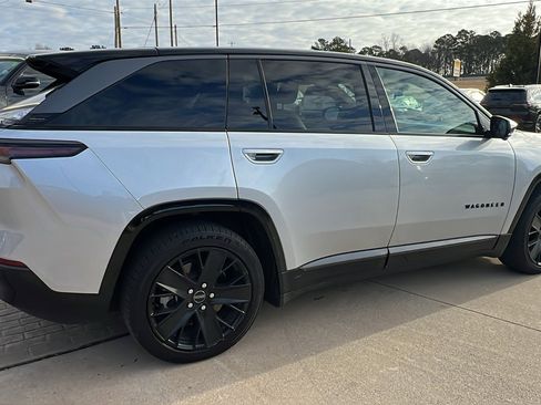 Used 2024 Jeep Wagoneer Launch Edition image 8