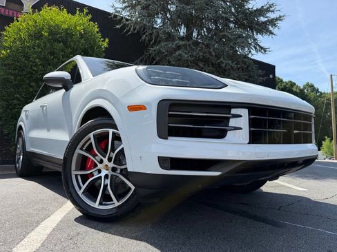 Used 2024 Porsche Cayenne S AWD/4WD image 8