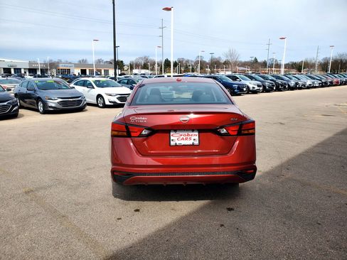 Used 2024 Nissan Altima 2.5 SV image 6