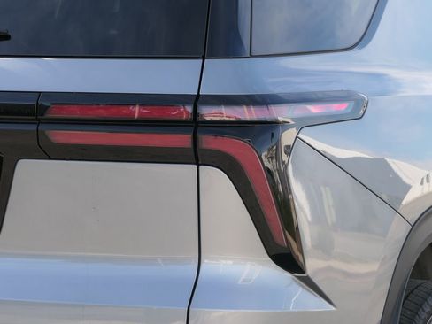 Used 2025 Chevrolet Traverse LT image 3