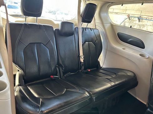 Used 2022 Chrysler Pacifica Touring-L image 32