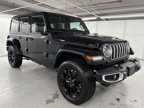 Used 2025 Jeep Wrangler Unlimited Sahara w/ Safety Group AWD/4WD image 6