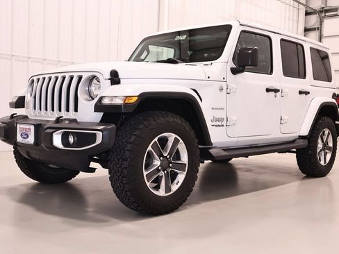 Used 2019 Jeep Wrangler Unlimited Sahara w/ Uconnect 4C Nav & Sound Group AWD/4WD image 6
