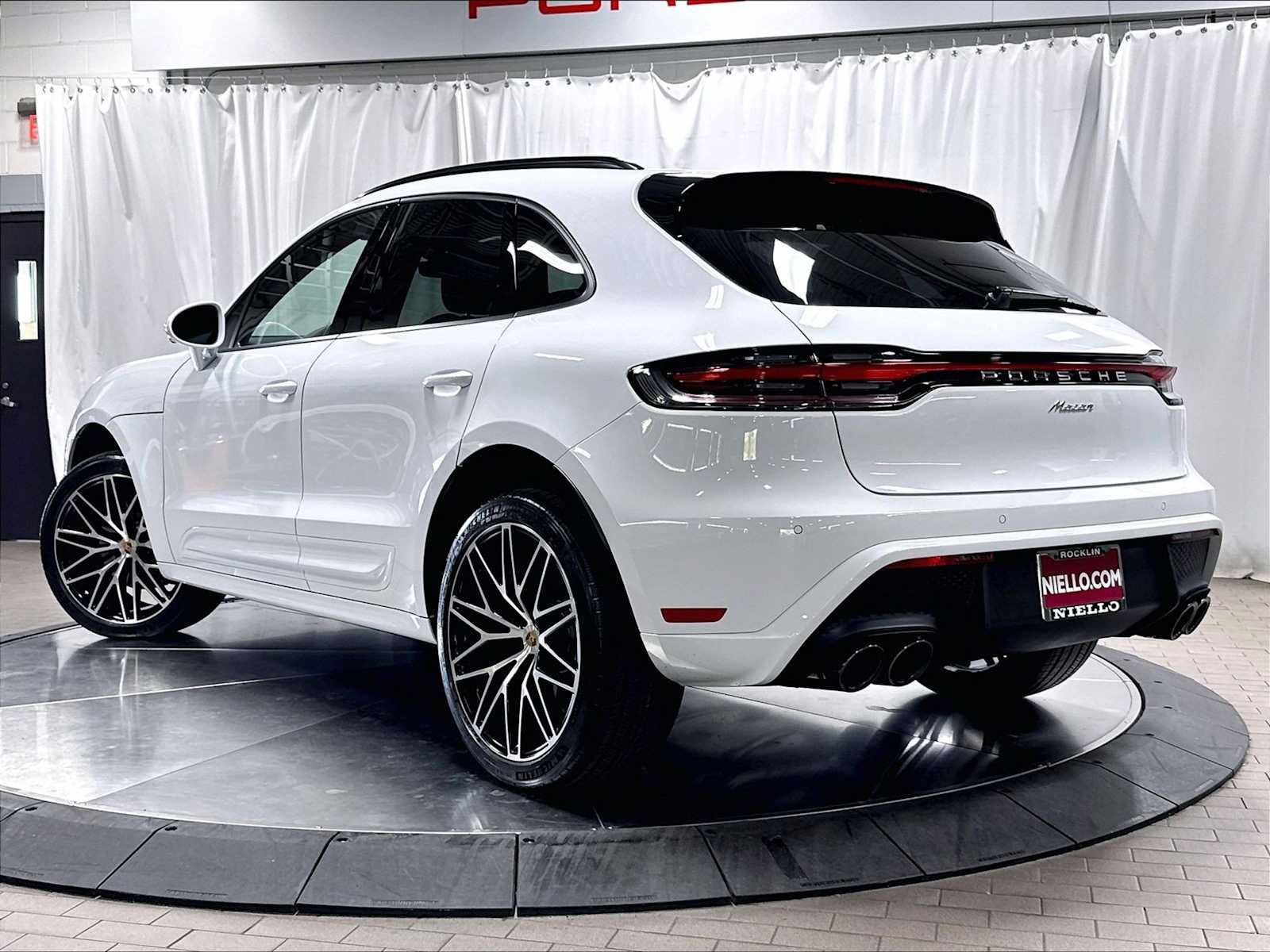 Used 2026 Porsche Macan AWD/4WD image 3