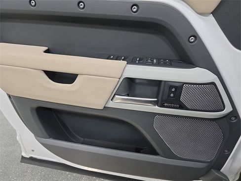 Used 2023 Land Rover Defender 130 SE image 28