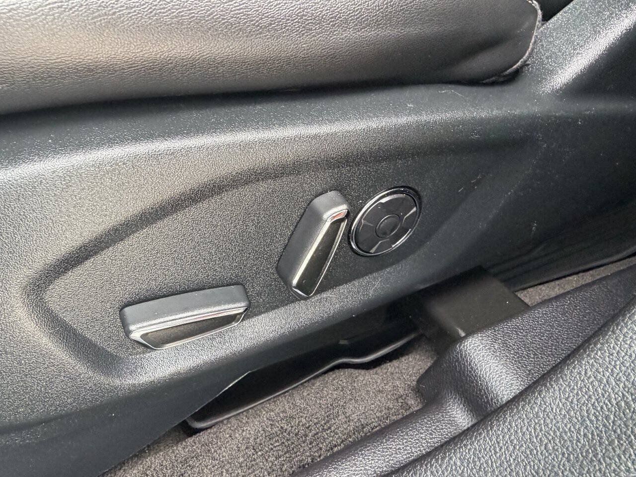 Used 2018 Ford Explorer Platinum AWD/4WD image 17