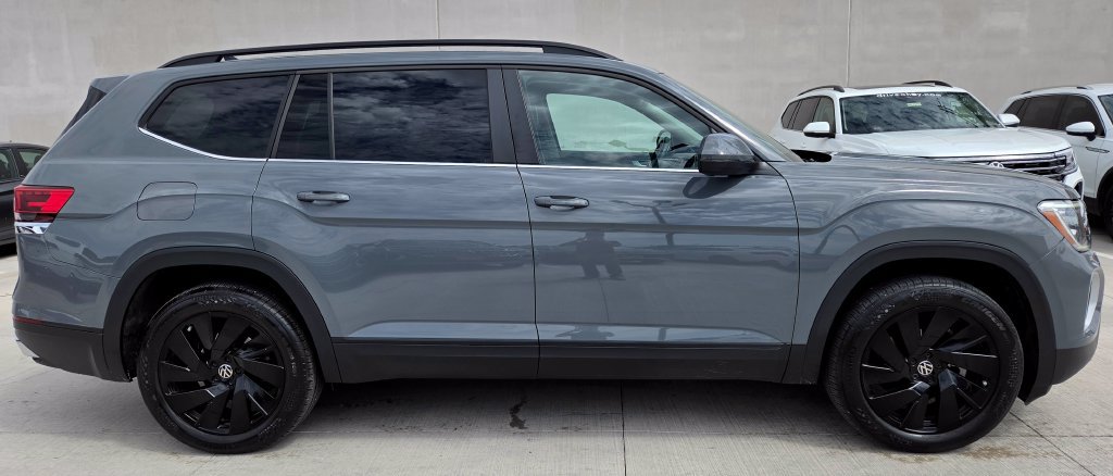 Used 2025 Volkswagen Atlas SE w/ Panoramic Sunroof Package FWD image 5