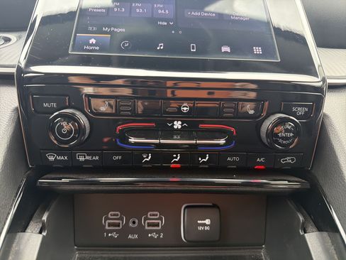 Used 2023 Jeep Grand Cherokee Laredo w/ Luxury Tech Group I AWD/4WD image 21