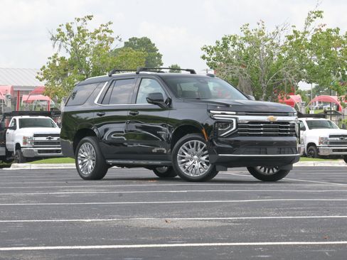 Used 2025 Chevrolet Tahoe LT RWD image 2