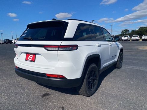 New 2025 Jeep Grand Cherokee Altitude image 8