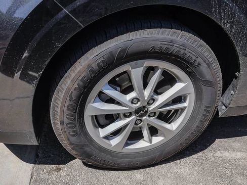 Certified 2024 Kia Carnival LX FWD image 7