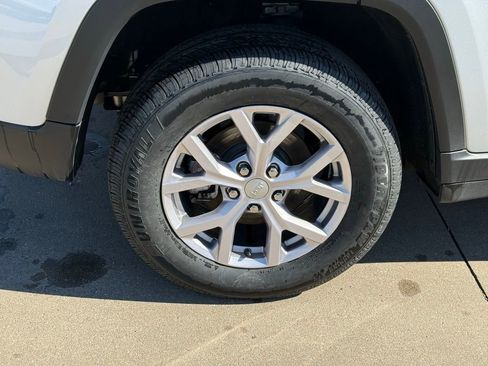 Used 2022 Jeep Grand Cherokee Limited w/ Luxury Tech Group II image 11