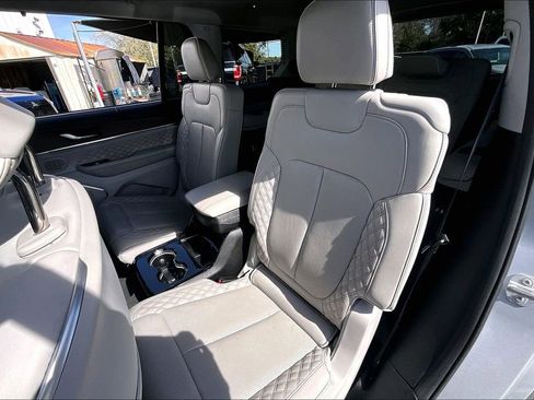 Used 2022 Jeep Grand Cherokee L Summit w/ Luxury Tech Group V image 21