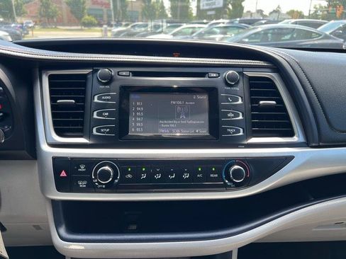 Used 2015 Toyota Highlander LE FWD image 12