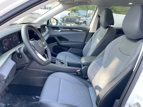 New 2025 Volkswagen Tiguan SE image 36