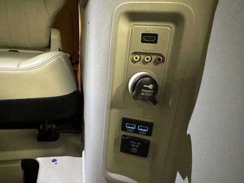 Used 2015 Chrysler Town & Country Touring-L w/ Driver Convenience Group image 19